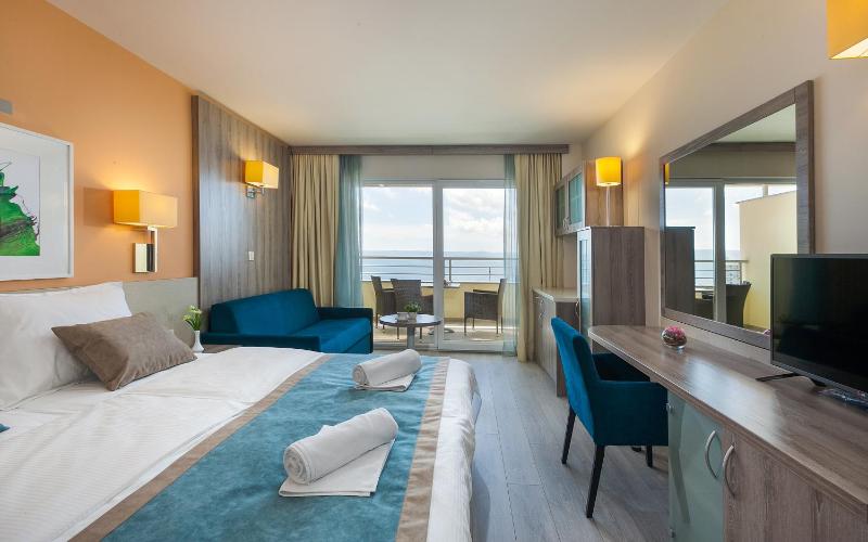 Deluxe Double Room with Balcony and Sea View image 2