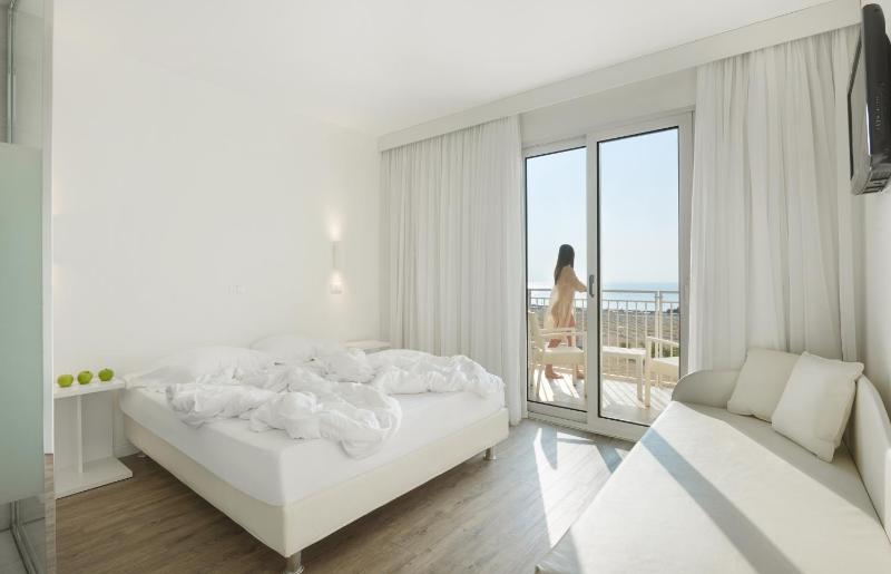 Triple Room with Sea View image 1