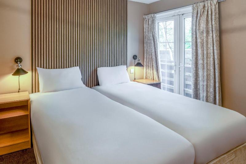 Deluxe Twin Room image 1