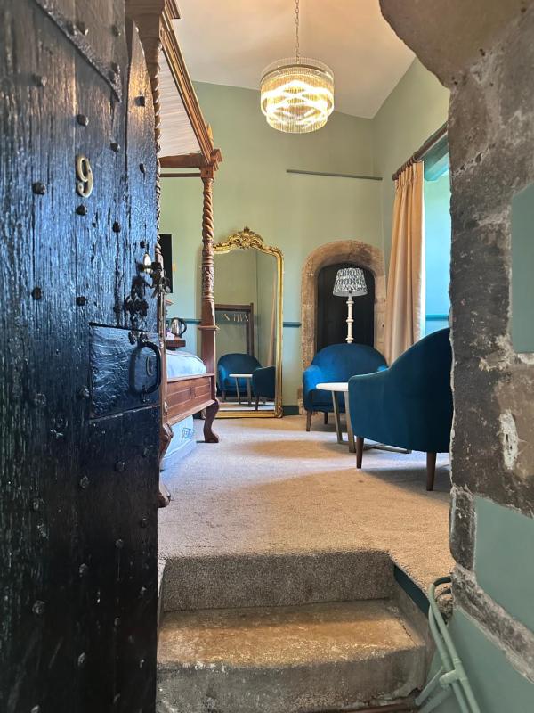 Double Room with Four-Poster Bed and Cathedral View image 1