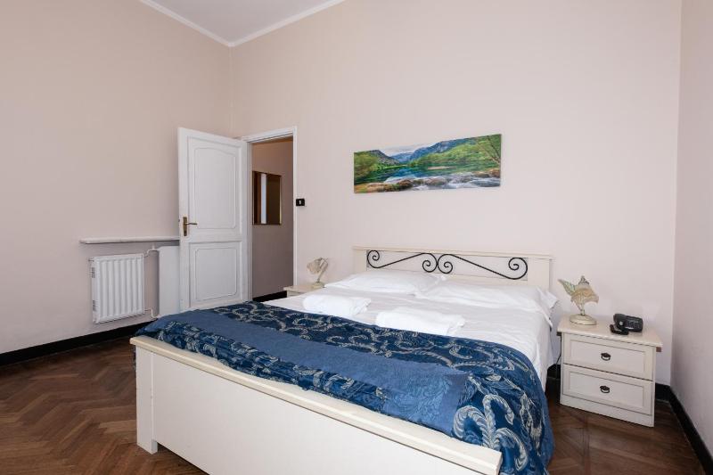 Double Room image 1