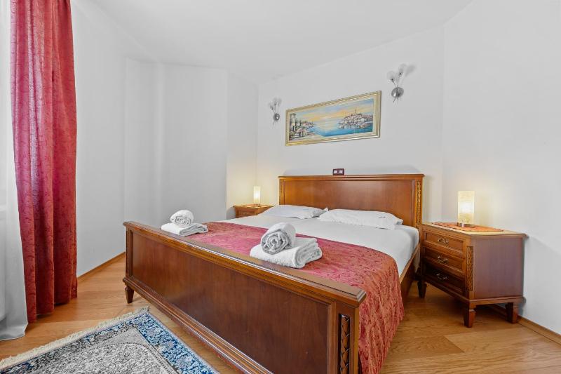 Two-Bedroom Apartment (3-5 Adults) image 4