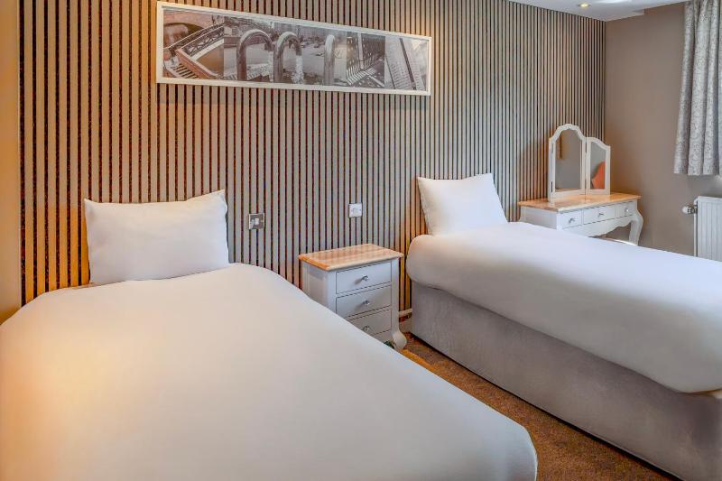 Twin Room image 1