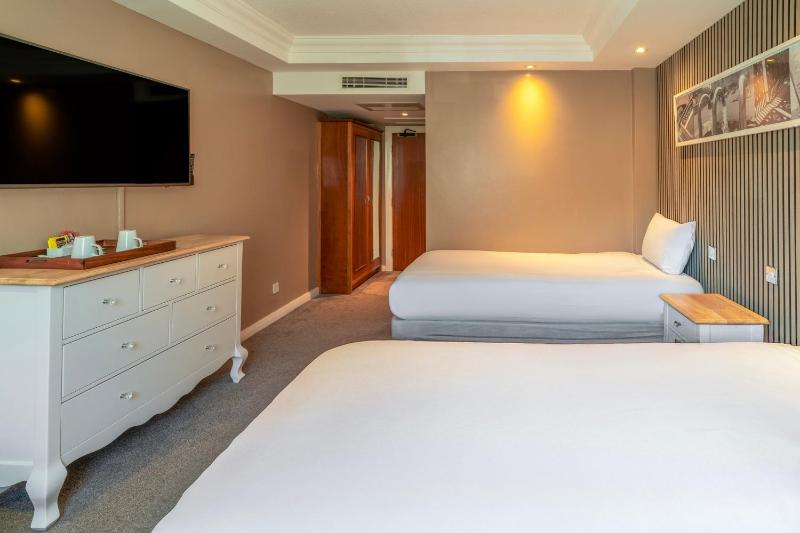Twin Room image 3