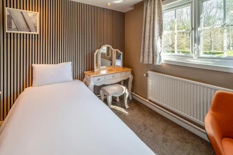 Twin Room image 4