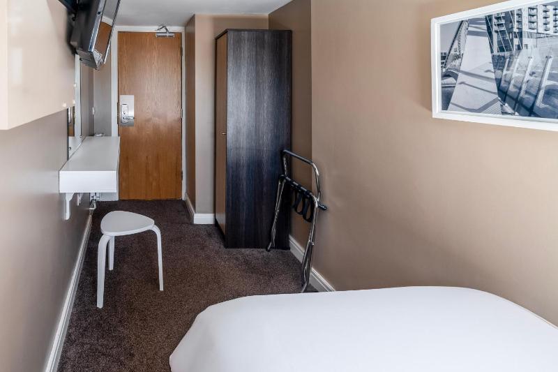 Single Room image 4