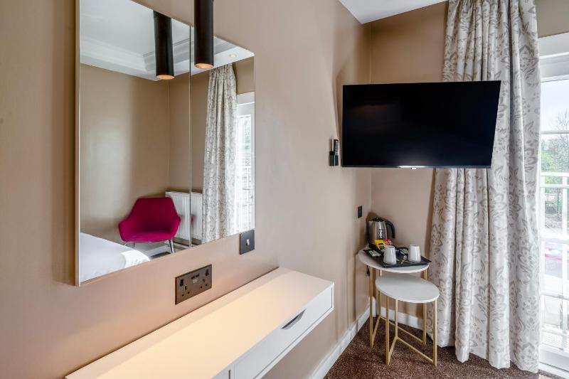 Double Room image 3