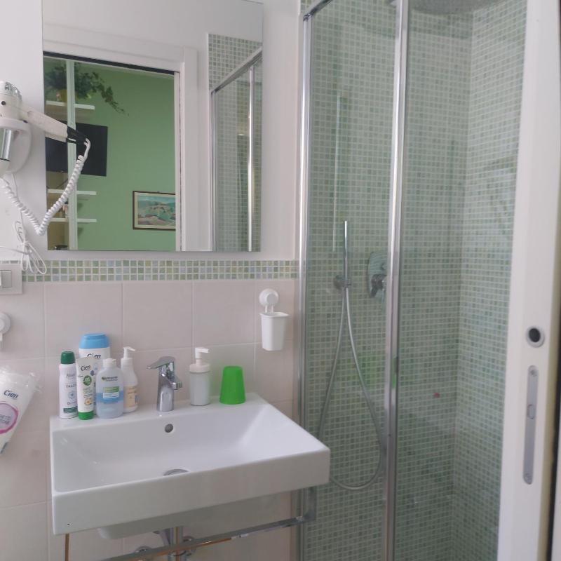 Twin Room with Private Bathroom image 2
