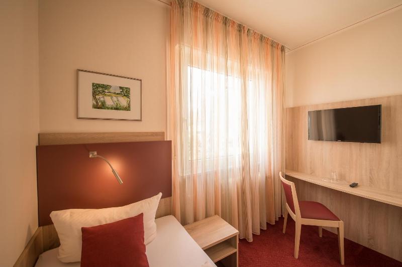 Single Room image 3