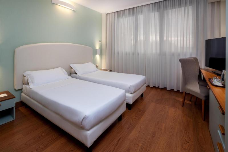 Standard Twin Room image 1