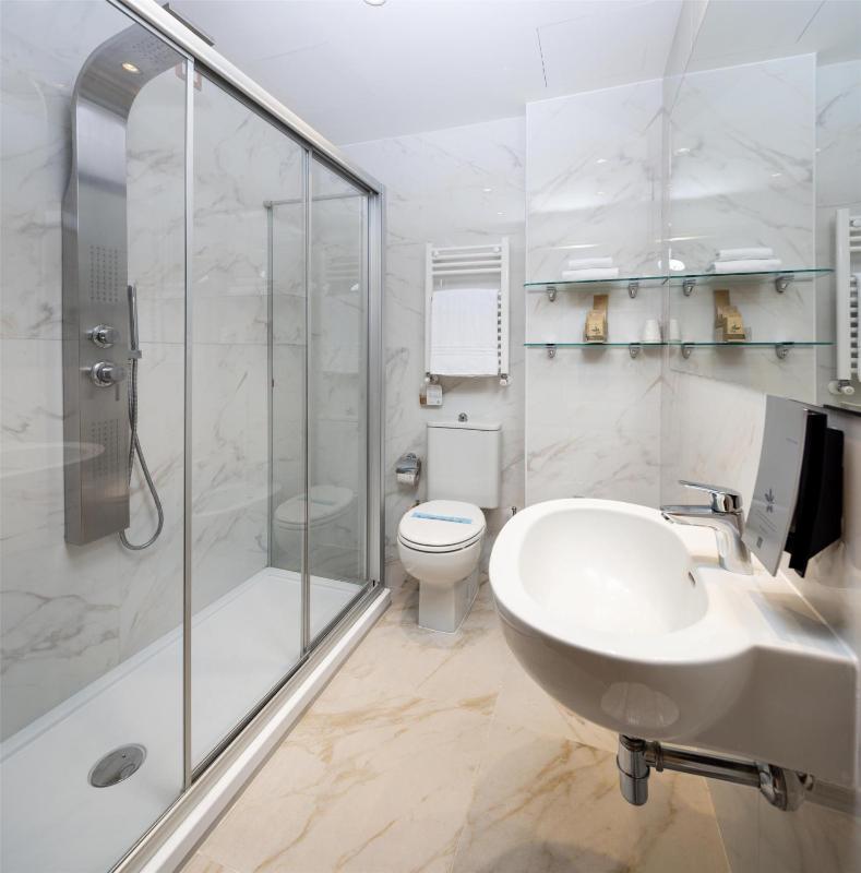 Superior Twin Room image 4