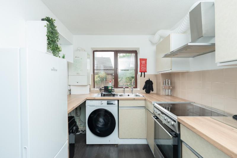 Open Mind Property - 1 Bed Flat with 3 Double Beds - image 11