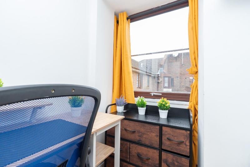 Open Mind Property - 1 Bed Flat with 3 Double Beds - image 12