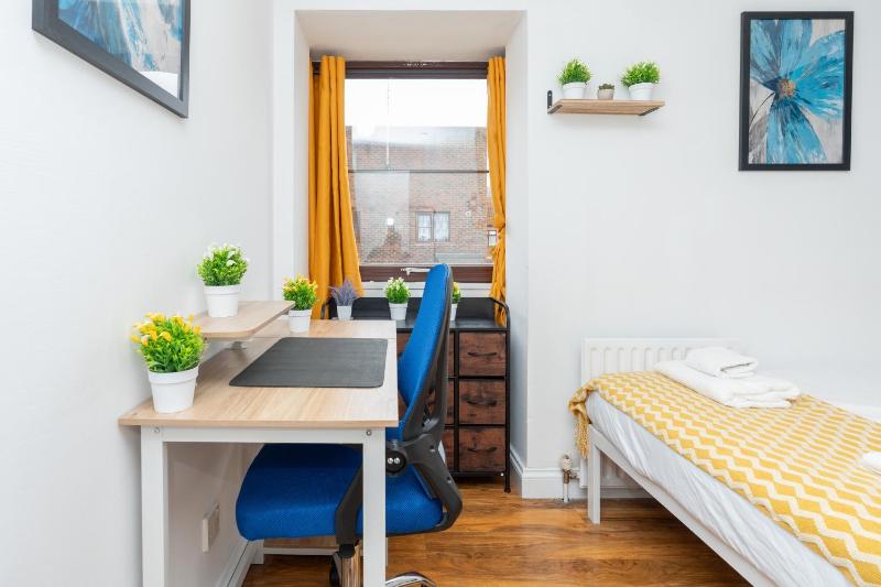 Open Mind Property - 1 Bed Flat with 3 Double Beds - image 23