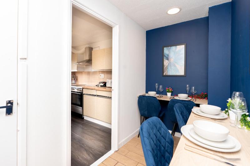 Open Mind Property - 1 Bed Flat with 3 Double Beds - image 24