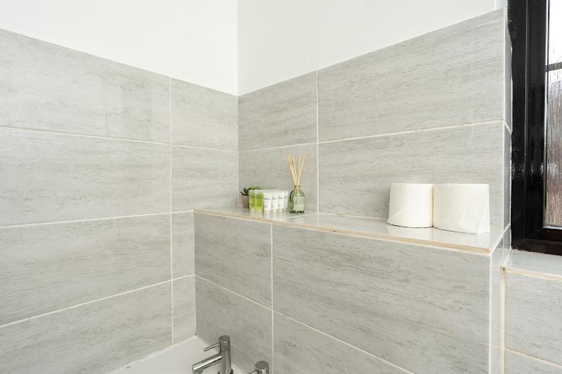Open Mind Property - 1 Bed Flat with 3 Double Beds - image 16