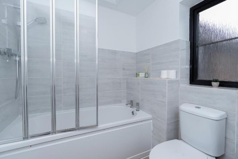 Open Mind Property - 1 Bed Flat with 3 Double Beds - image 2