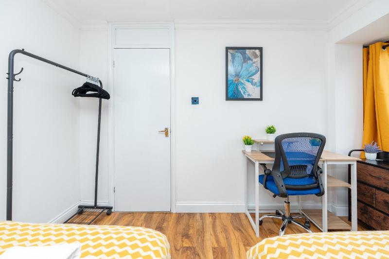 Open Mind Property - 1 Bed Flat with 3 Double Beds - image 9