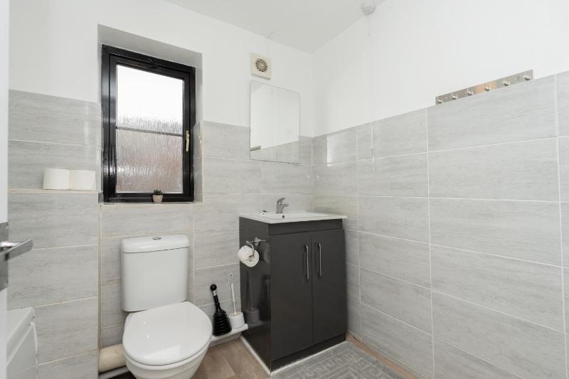 Open Mind Property - 1 Bed Flat with 3 Double Beds - image 8