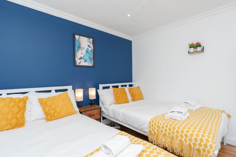 Open Mind Property - 1 Bed Flat with 3 Double Beds - image 3