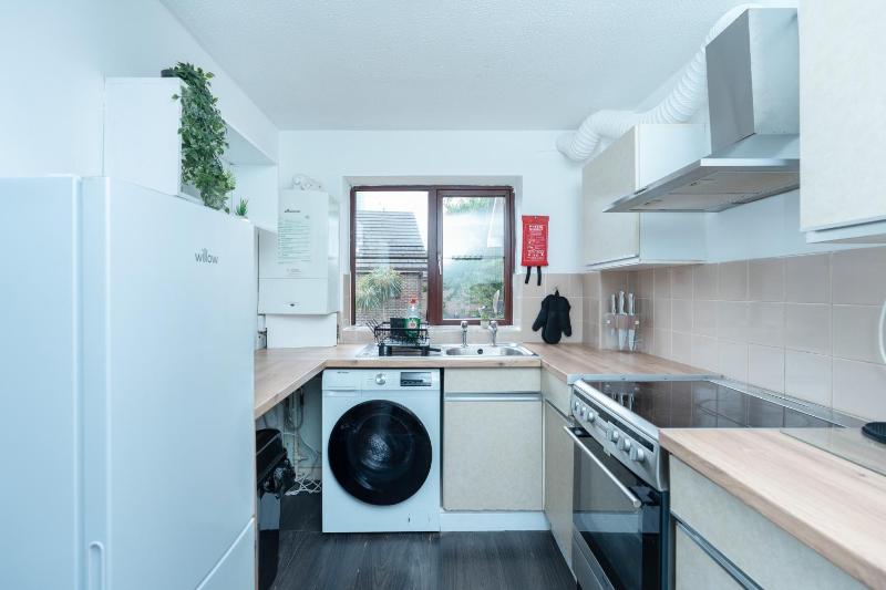 Open Mind Property - 1 Bed Flat with 3 Double Beds - image 13