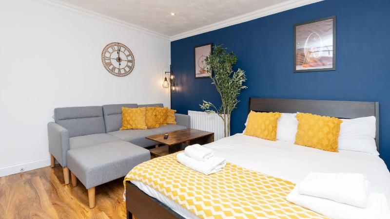 Open Mind Property - 1 Bed Flat with 3 Double Beds - image 14