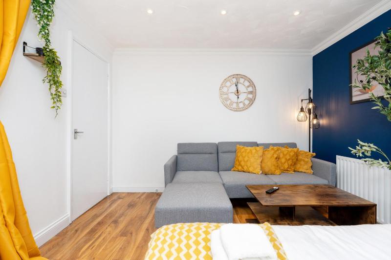 Open Mind Property - 1 Bed Flat with 3 Double Beds - image 5
