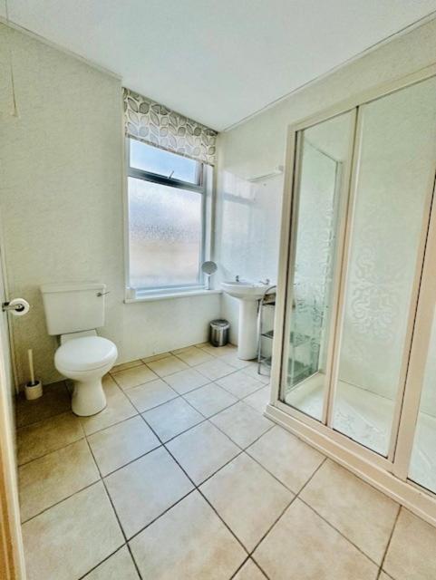 Double Room with Private Bathroom image 1
