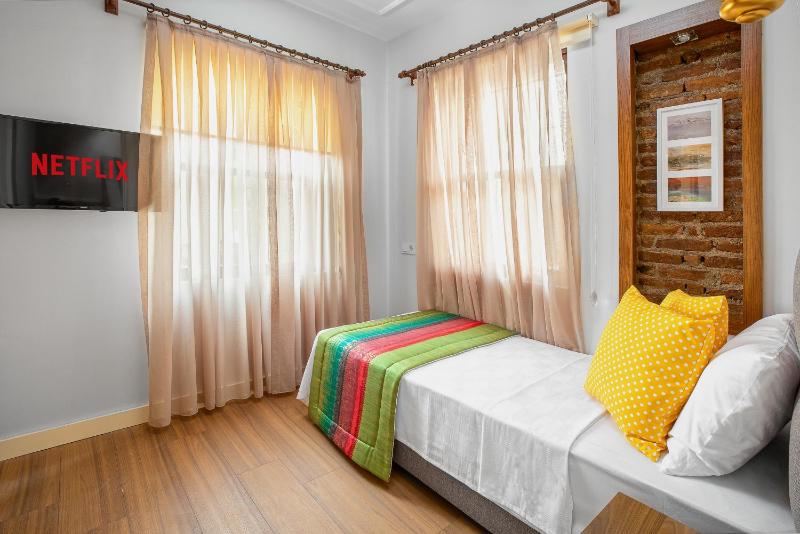 Single Room with Garden View image 4