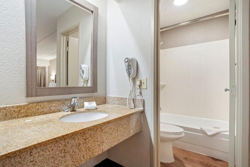 Deluxe Room with Two Double Beds Smoke Free image 2