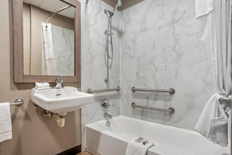 Superior King Room Disability Access Smoke Free image 2