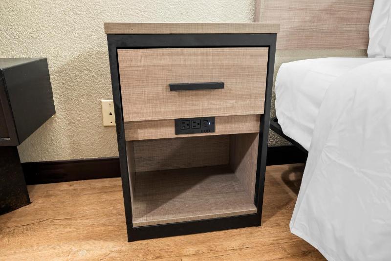 Superior King Room Smoke Free image 3