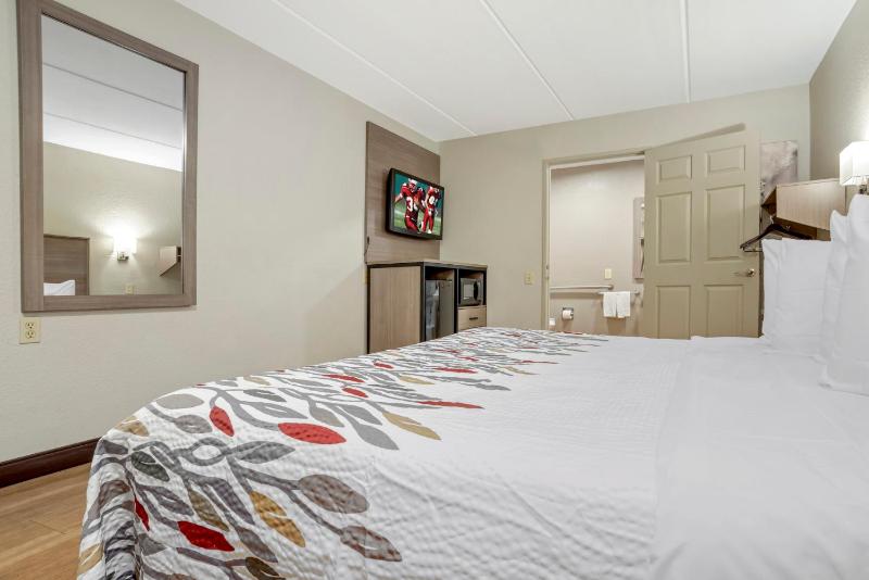 Superior King Room Disability Access Smoke Free image 3