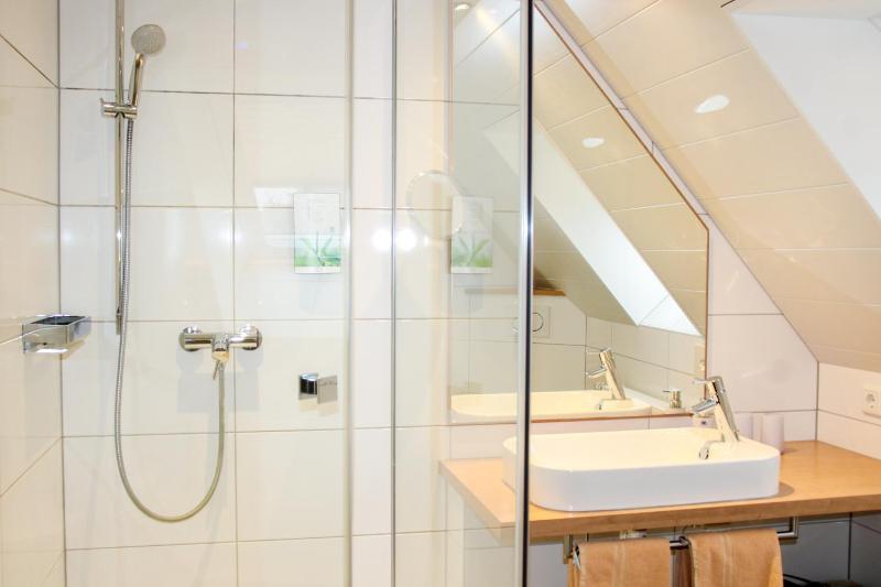 Standard Triple Room image 2