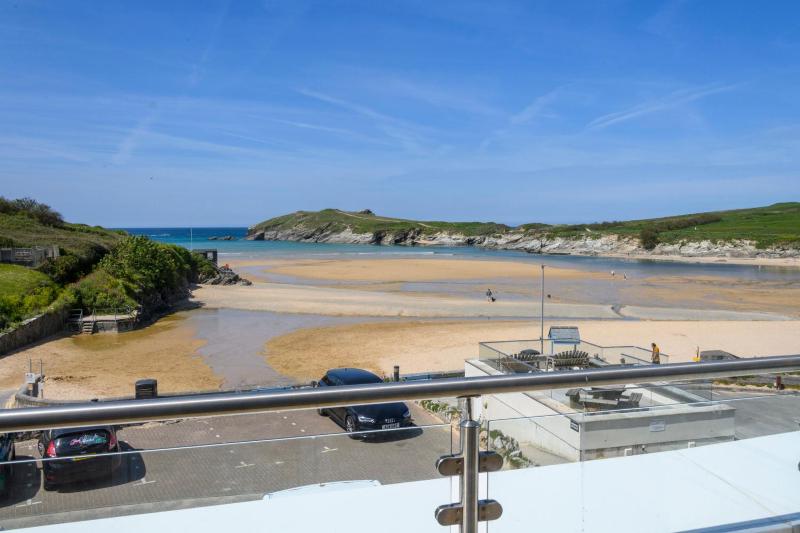 Beach House Three-Bedroom Apartment with Sea View (Dog friendly) image 1