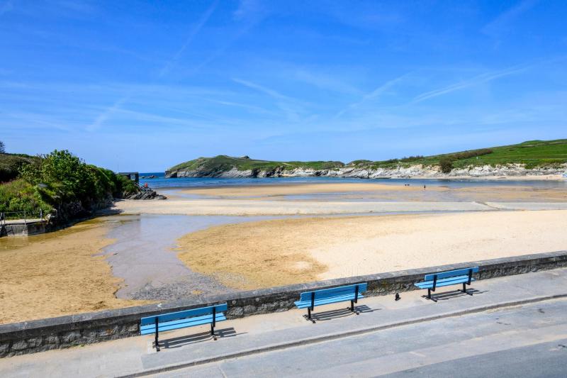 Beach House Three-Bedroom Apartment with Sea View (Dog friendly) image 3