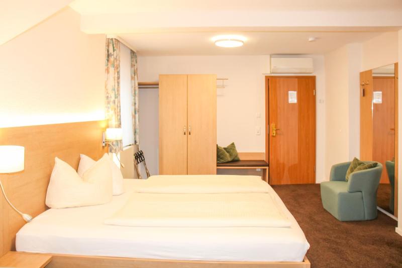 Standard Double Room image 3