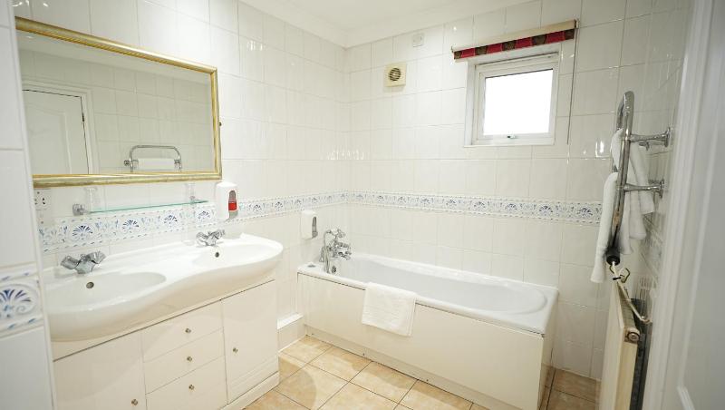 Deluxe Family Suite image 3