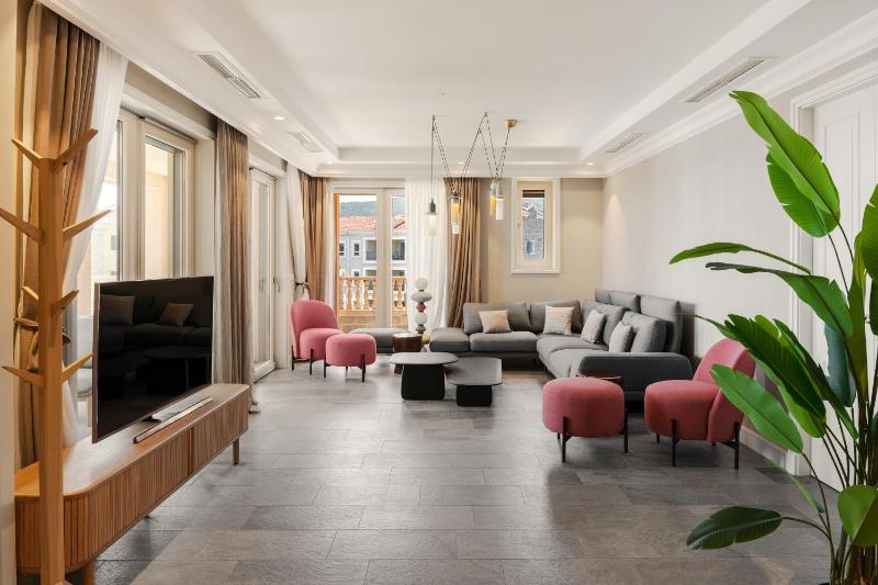 Luxury Three Bedroom Residence Sea View image 3