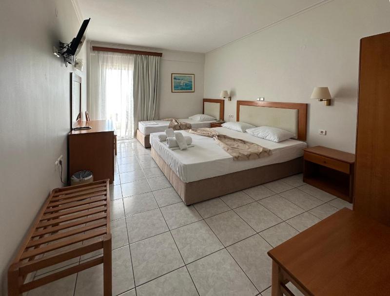Triple Room with Balcony image 2