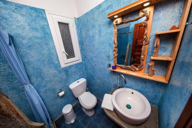 Studio Apartment with Sea View image 4