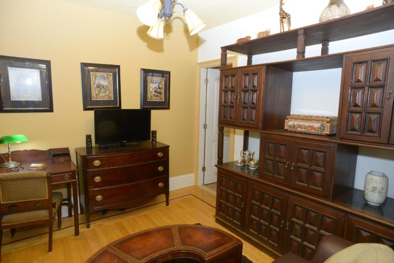 Queen Room with City View image 3