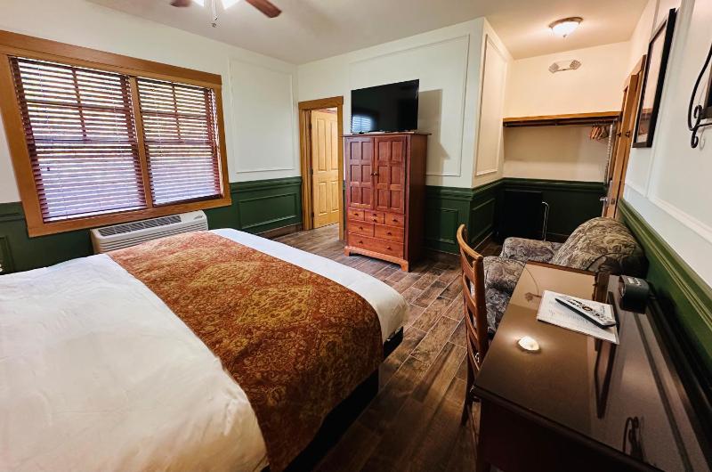 King Room with Pool View image 3