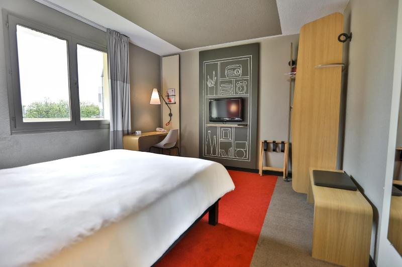 Standard Double Room image 3