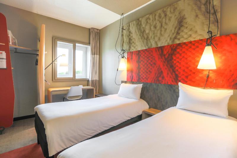 Standard Twin Room image 1