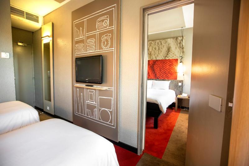 Standard Twin Room image 2