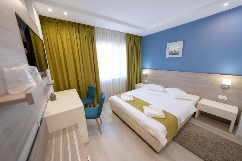 Standard Double Room image 3