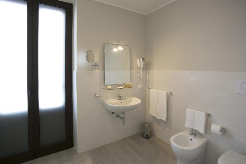 Deluxe Apartment with Balcony image 4