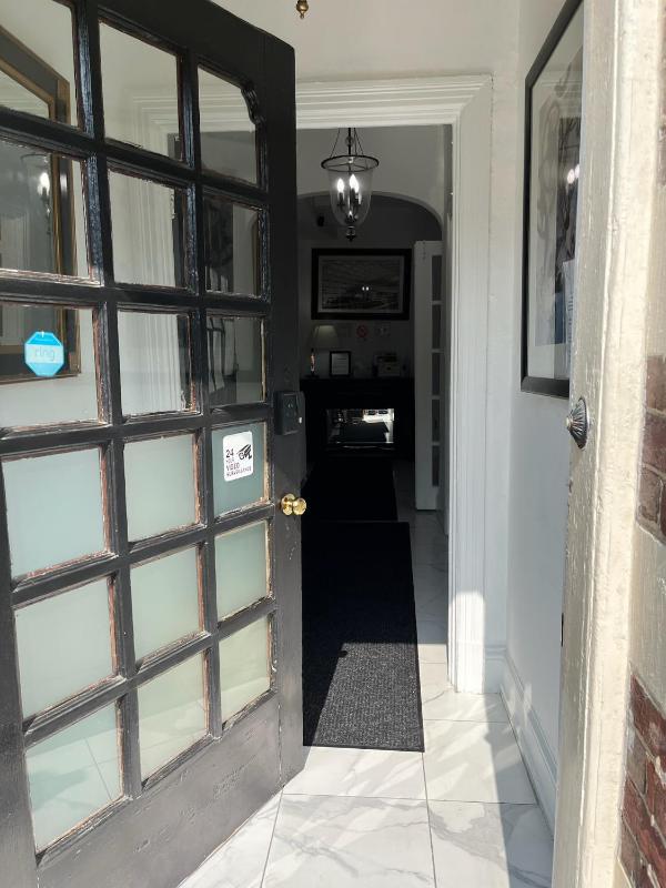 Large DUPLEX Apt 2Bdrm 1Den-Metro - image 13