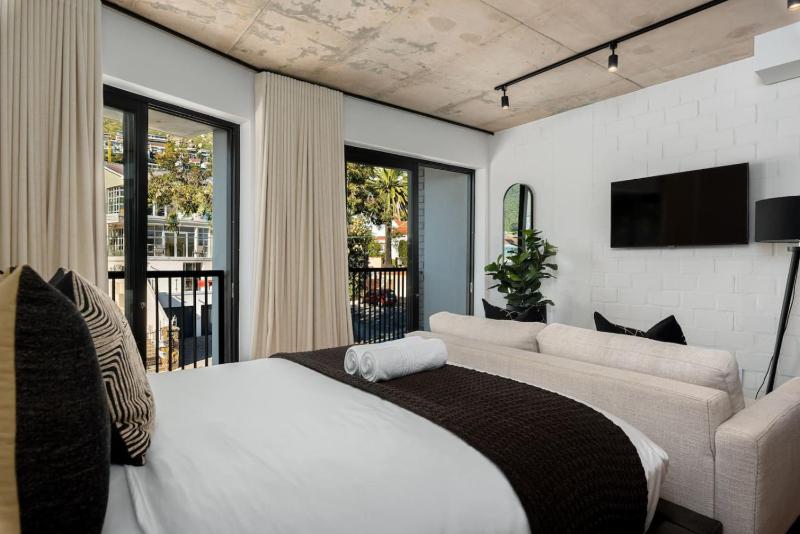 Gorgeous Sea Point Apartment - image 13